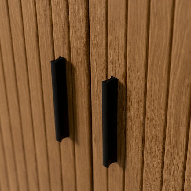 Triša TRISH aukšta komoda su stumdomomis stalčiais, 100 cm, ąžuolo spalvos, dviejų durų, grioveliais, moderni 5